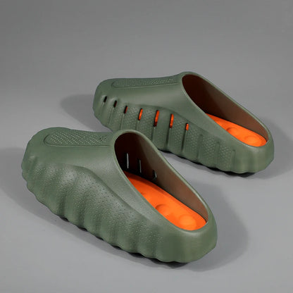Nouvelles pantoufles pour hommes, pantoufles d'extérieur à semelle épaisse et douce, sandales respirantes, pantoufles de salle de bain antidérapantes, sandales de plage légères pour l'été