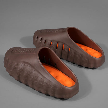 Nouvelles pantoufles pour hommes, pantoufles d'extérieur à semelle épaisse et douce, sandales respirantes, pantoufles de salle de bain antidérapantes, sandales de plage légères pour l'été